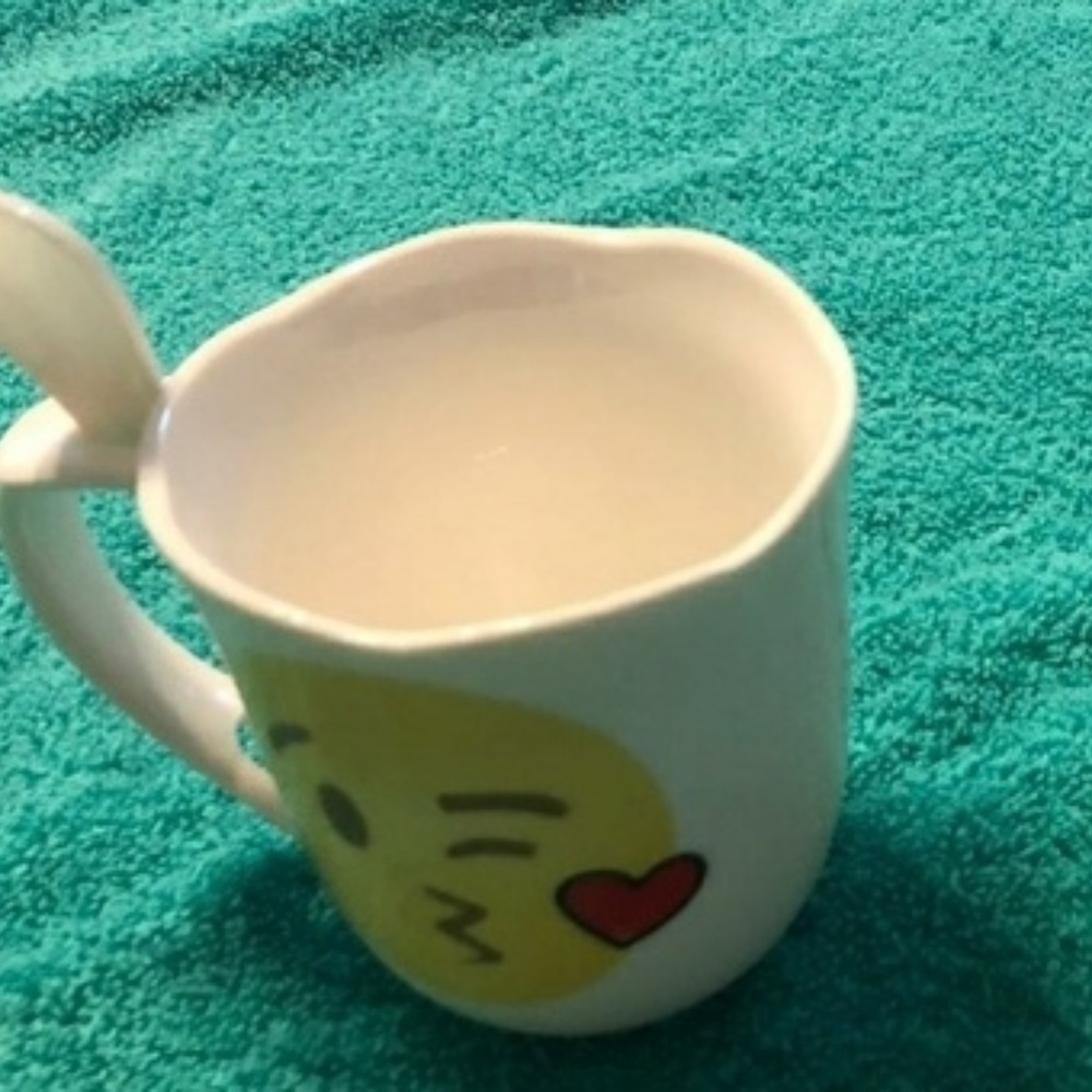 [NEW] Two Kissing Emoji Cups with 2 Spoon - Picture 6 of 8